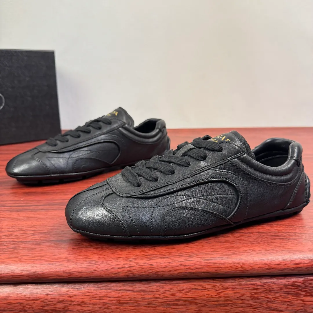 Batch 780 Prada/Prada Montecarlo Re-Edition 2005 Nappa sheepskin/nubuck leather sneakers, men's men's men's shoes for easy shipping! Featuring an antique finish, these sneakers combine style and comfort in a sophisticated and innovative design. The silhouette inspired by driving shoes is soft and flexible, and the deconstructed sole gives it a lightweight look and smooth aesthetic. Prominent top stitching enhances the sporty soul of this hybrid sneaker. It is paired with a lightweight and flexible rubber sole, a visible convex sole pattern embellishment, and a wrapped insole. The whole package! Size: 39-40-41-42-43-44 Leather shoe size Item number: 4E1165 Sheepskin black